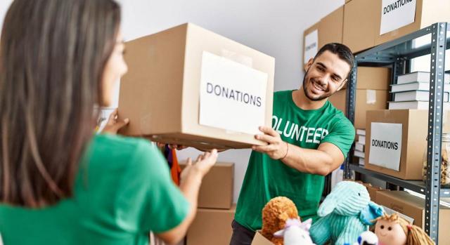 Ejemplo de la adquisición de un activo para donarlo a una entidad sin fines lucrativos (Consulta 2 BOICAC 124) Ejemplo de la adquisición de un activo para donarlo a una entidad sin fines lucrativos (Consulta 2 BOICAC 124). Imagen de pareja sosteniendo una caja de donaciones
