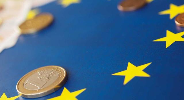 IVA intracomunitario: qué es, cómo funciona y cómo contabilizarlo paso a paso IVA intracomunitario: qué es, cómo funciona y cómo contabilizarlo paso a paso. Imagen de la bandera de la UE con unas monedas de euro por encima