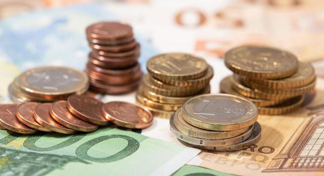 Como calcular el beneficio distribuible Problema contable sobre el cálculo y la contabilización del beneficio distribuible. Imagen de billetes y monedas