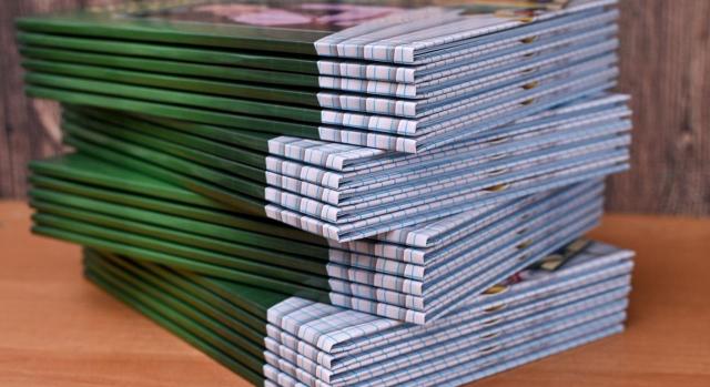 La Fundación IFRS publica una versión actualizada de su material educativo. Imagen de una pila de boletines sobre un escritorio