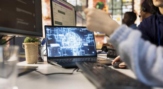 ¿Qué tareas puede realizar un asistente de IA durante las vacaciones del contable? Imagen de un ordenador trabajando
