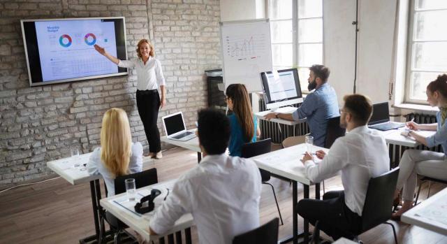 Experto en contabilidad de pymes en 9 pasos Experto en contabilidad de pymes en 9 pasos. Grupo de trabajo durante una presentación en un aula
