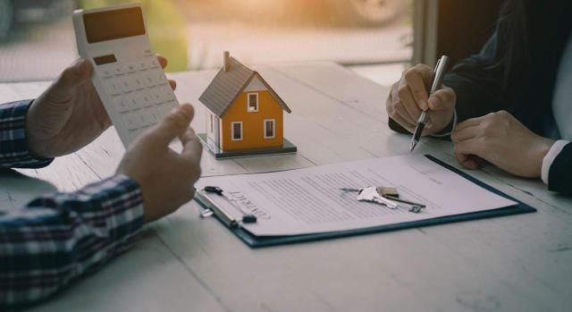 Impacto contable 2026: Cambios clave en las NIIF y la NIC 7 según el nuevo Reglamento (UE) 2025/1331. Imagen de una persona firmando un contrato de casa