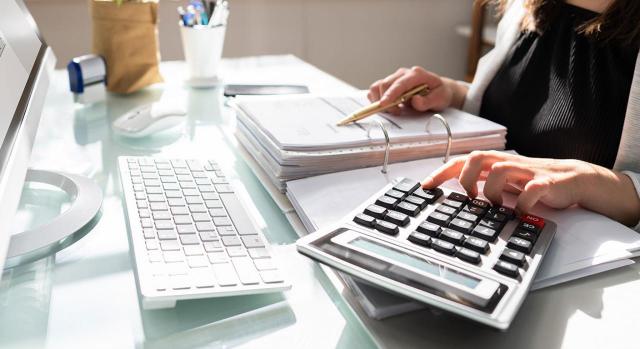 Imagen fiel de las cuentas anuales: requisitos para conseguirla y referencias en la memoria Requisitos para conseguir la imagen fiel de una empresa. Imagen de una contable con la mesa de trabajo
