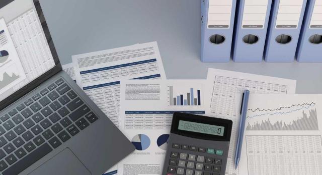 Novedades en relación al depósito de las cuentas anuales Novedades en relación al depósito de las cuentas anuales. Imagen de varios elementos sobre una mesa, portátil, bolígrafo, calculadora, documentos etc