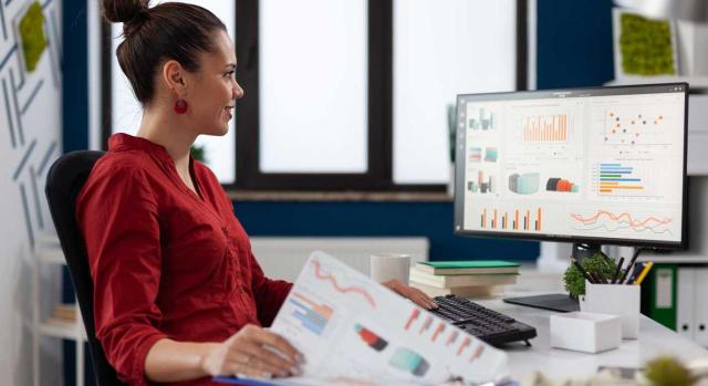 De "asentadores" de datos a asesores estratégicos: La profunda transformación laboral del contable moderno. Imagen de una empresaria sentada en su escritorio haciendo gráficas