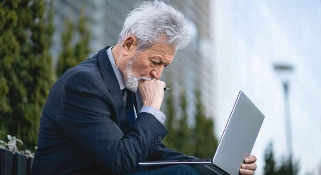 Riesgos financieros en la empresa: cuáles son y cómo gestionarlos Riesgos financieros en la empresa: cuáles son y cómo gestionarlos. Imagen de un hombre mirando su portátil con cara de preocupación
