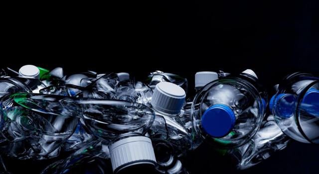 Consulta del ICAC sobre el tratamiento contable del impuesto especial sobre los envases de plástico no reutilizables Tratamiento contable del impuesto especial sobre los envases de plástico no reutilizables. Imagen de muchas botellas de plástico juntas