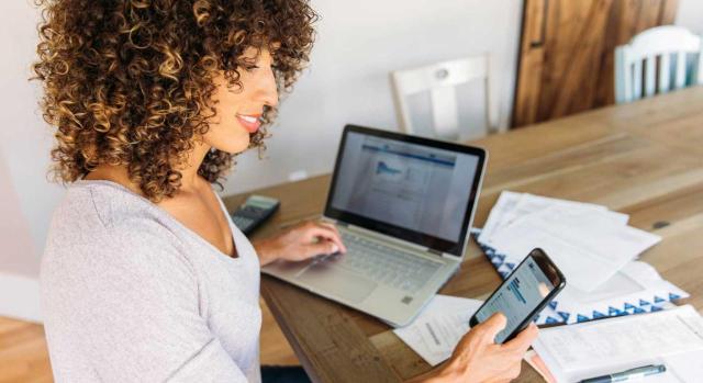 Cómo afectan las decisiones de gestión y financiación a los estados financieros Cómo afectan las decisiones de gestión y financiación a los estados financieros. Imagen de una mujer haciendo sus finanzas en su casa