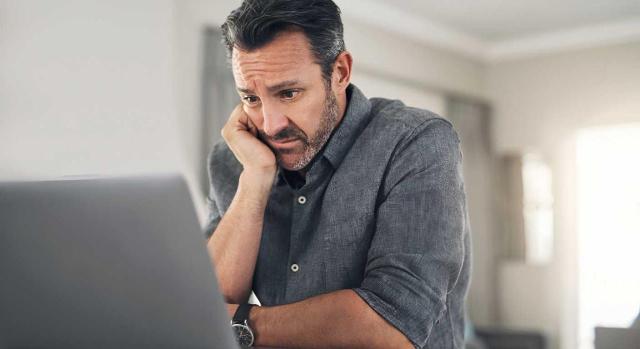 Errores graves en contabilidad de una empresa que distorsionan la imagen fiel de sus cuentas Errores graves en la contabilidad de una empresa que distorsionan la imagen fiel de sus cuentas. Imagen de un hombre sentado con un ordenador con cara de preocupación