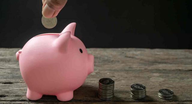 Ingresos Ingresos. Una hucha de cerdito rosa, una mano le echa una moneda y al lado varios montones de monedas