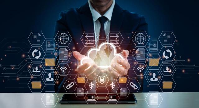 El impacto de la tecnología en los procesos contables El impacto de la tecnología en la contabilidad: ¿Cómo están cambiando los procesos contables con la digitalización? Imagen de la figura de un hombre con traje con imagenes internautas en sus manos