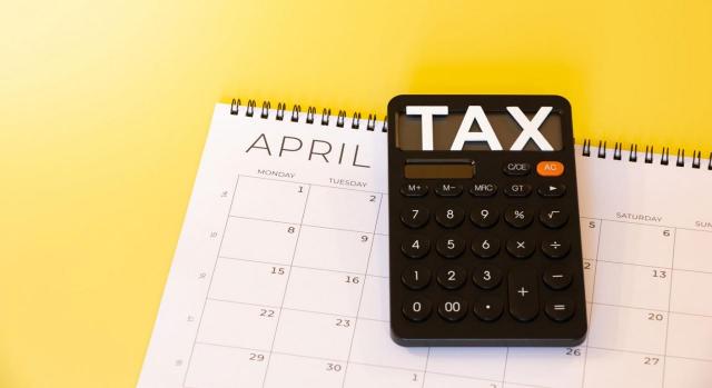 Elevación al año del importe neto de la cifra de negocios cuando el ejercicio es inferior a doce meses Elevación al año del importe neto de la cifra de negocios cuando el ejercicio es inferior a doce meses. Imagen de calculadora de impuestos sobre calendario en papel
