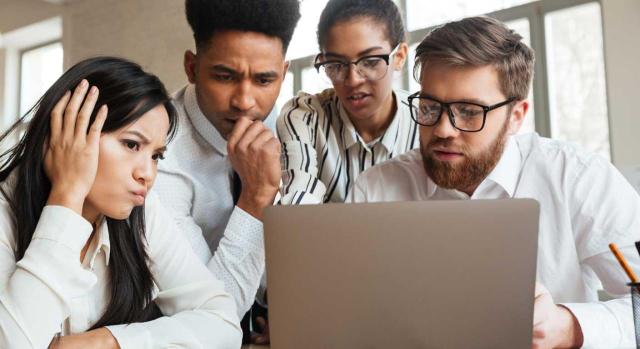 Cómo puede detectar Hacienda una contabilidad con errores antes de iniciar una inspección. Imagen de unos jovenes empresarios mirando los cuatro un ordenador