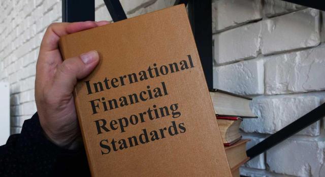 Novedades NIIF 2026: cambios clave en la contabilidad Novedades NIIF 2026: cambios a tener en cuenta en la contabilidad. Imagen de las NIIF se muestran en la foto conceptual de negocios en un libro