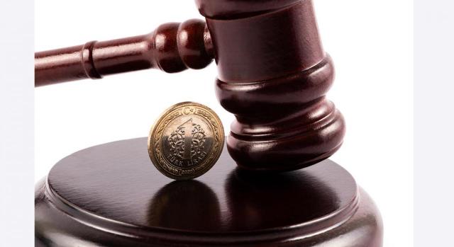 Consulta 3 del BOICAC 130 de junio de 2022 Consulta 3 del BOICAC 130 de junio de 2022. Imagen de maza judicial y una moneda de euro sobre la base de la misma