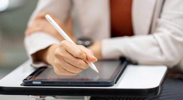 Auditoría y contabilidad en la era digital: automatización, datos e inteligencia artificial Auditoría y contabilidad en la era digital: automatización, datos e inteligencia artificial. Imagen la mano de una mujer que está trabajando con su tablet y un puntero