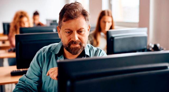 La Fundación IFRS publica nuevos módulos para comprender las normas ISSB. Hombre de mediana edad trabajando en un ordenador de mesa