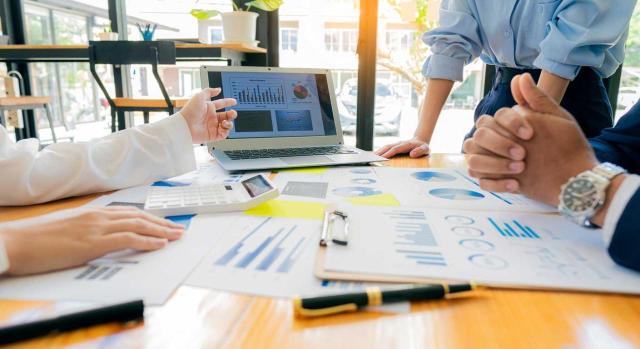 Cuadro de mando directivo en Excel: cómo transformar datos contables en decisiones Cuadro de mando directivo en Excel: cómo transformar datos contables en decisiones. Imagen de una reunión de trabajo