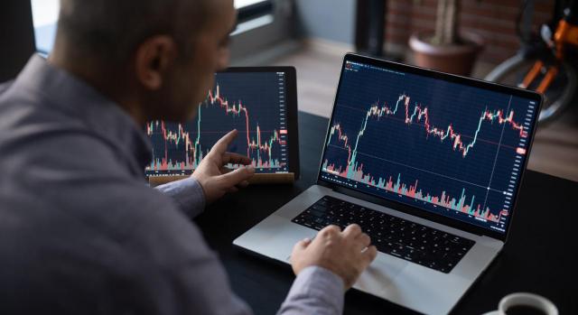 IASB. Revisión de los requisitos de deterioro relacionados con los instrumentos financieros IASB. Revisión de los requisitos de deterioro relacionados con los instrumentos financieros. Un hombre comprobando su inversión en el mercado de valores utilizando su ordenador portátil