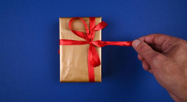 Ejemplo practico sobre la consulta 2 del BOICAC 130 Ejemplo practico sobre la consulta 2 del BOICAC 130. Imagen de caja de regalo con lazo rojo
