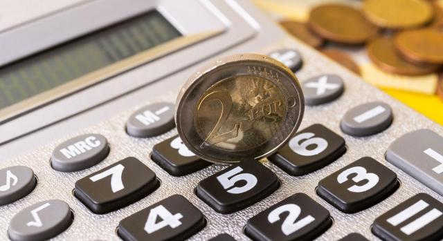 Subvenciones no reintegrables asociadas a la adquisición de activos financieros Cómo contabilizar una subvención no reintegrable asociada a la adquisición de activos financieros. Imagen de una calculadora y una monedad de 2 euros sobre ella